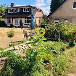 Amazing Quiet Garden House Near London Luton Airport
