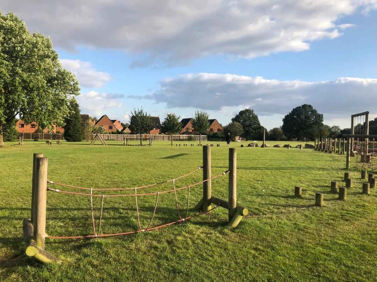 Amazing Quiet Garden House Near London Luton Airport Homestay *