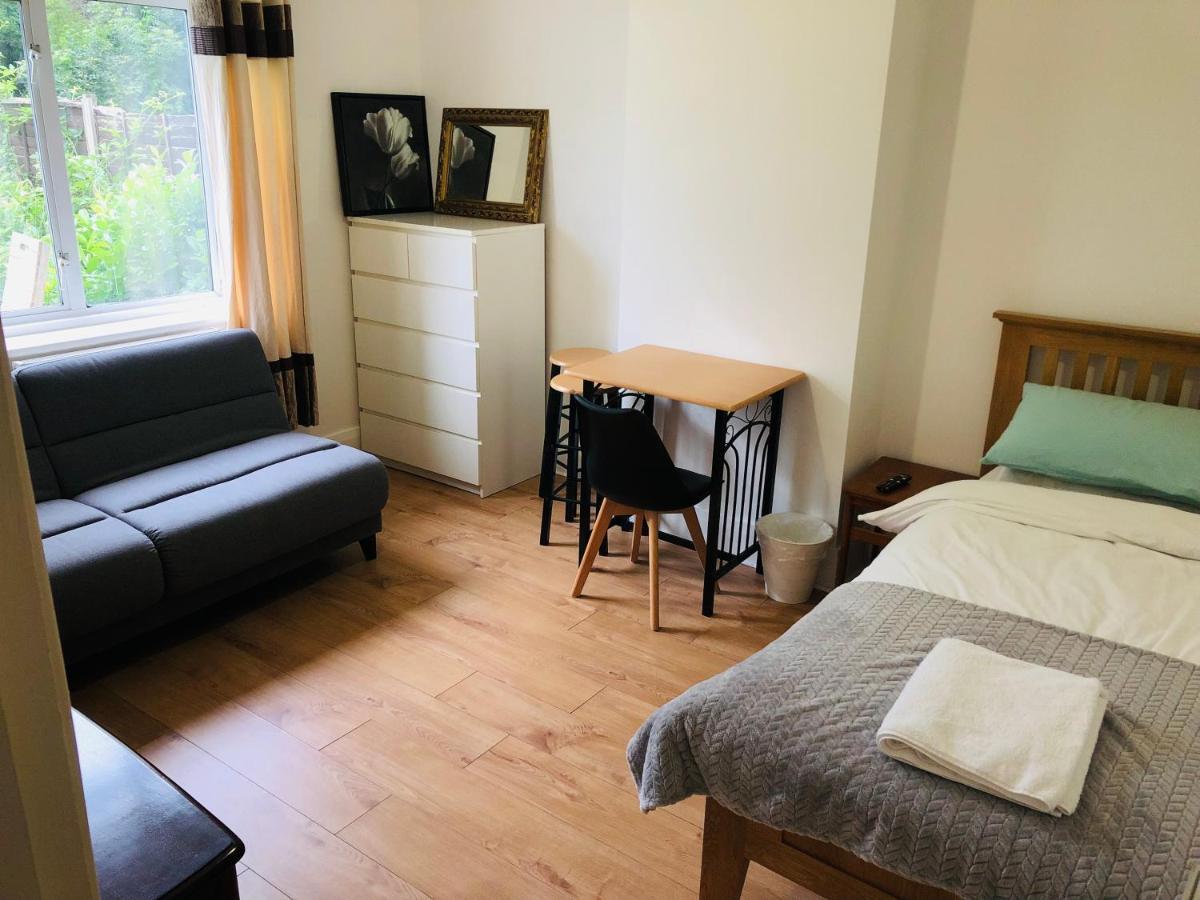 Amazing Quiet Garden House Near London Luton Airport Homestay