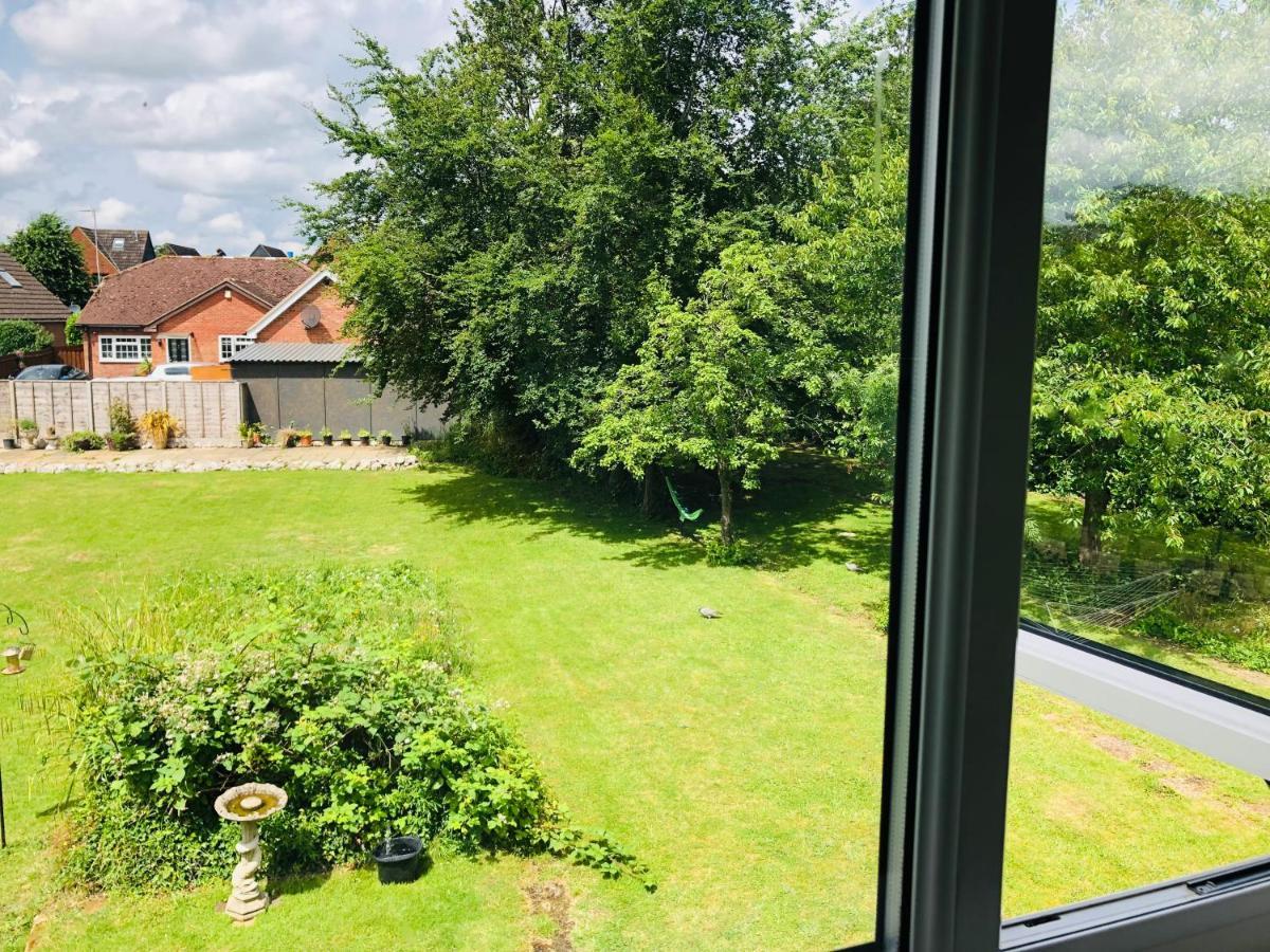 Amazing Quiet Garden House Near London Luton Airport Homestay