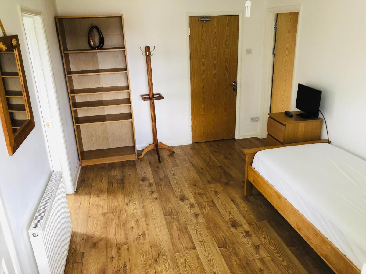 Homestay Amazing Quiet Garden House Near London Luton Airport *