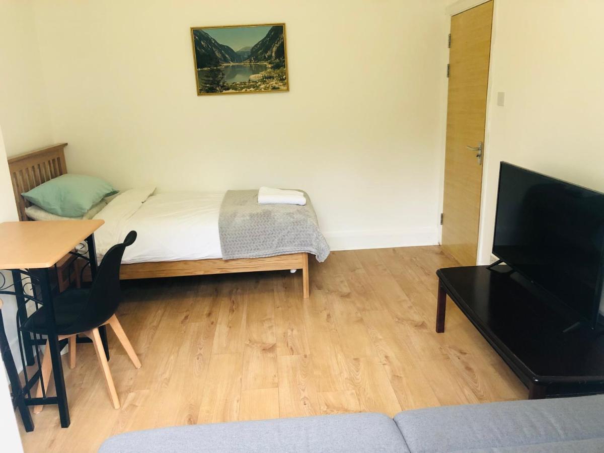 Amazing Quiet Garden House Near London Luton Airport Homestay *