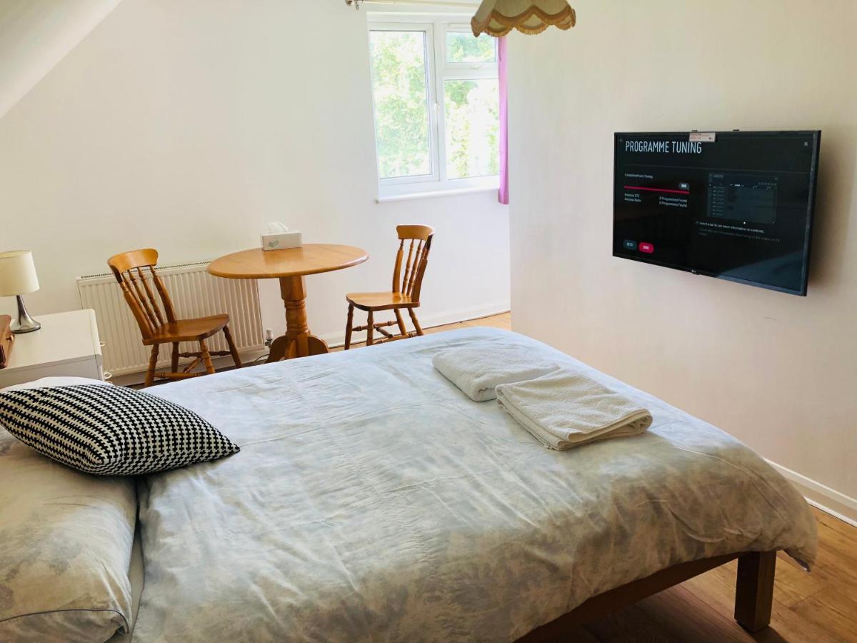 Homestay Amazing Quiet Garden House Near London Luton Airport *