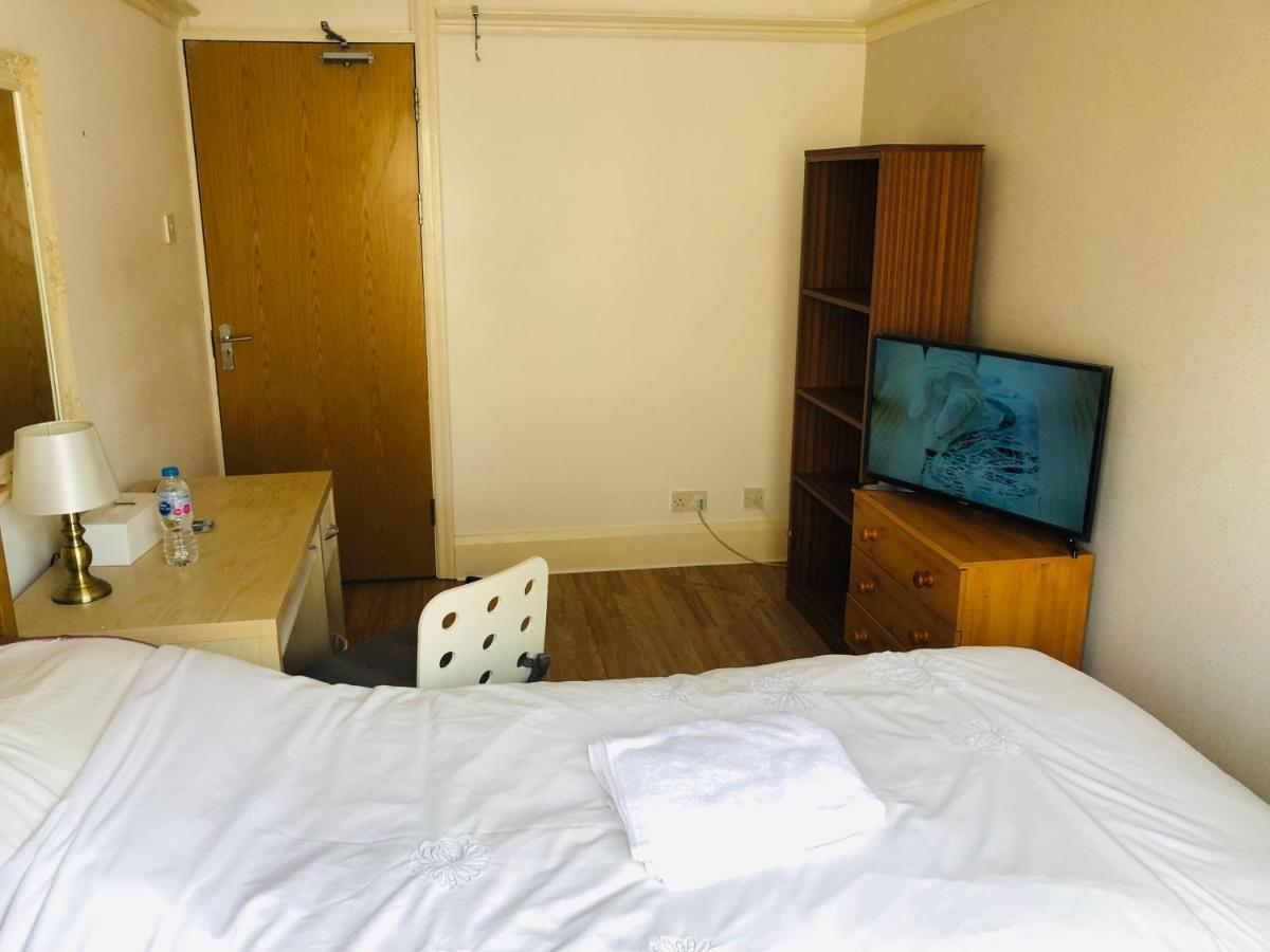 Homestay Amazing Quiet Garden House Near London Luton Airport *