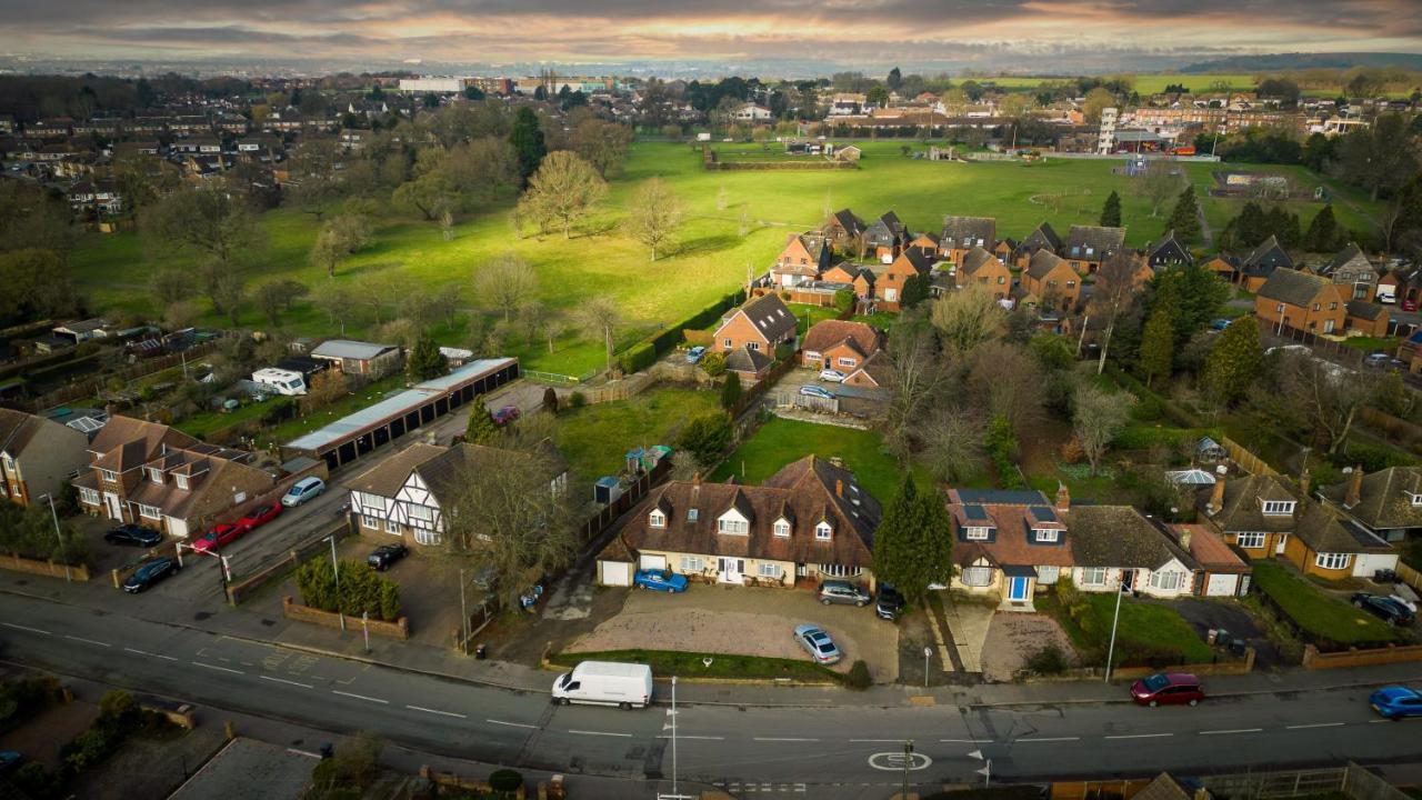 Amazing Quiet Garden House Near London Luton Airport Homestay